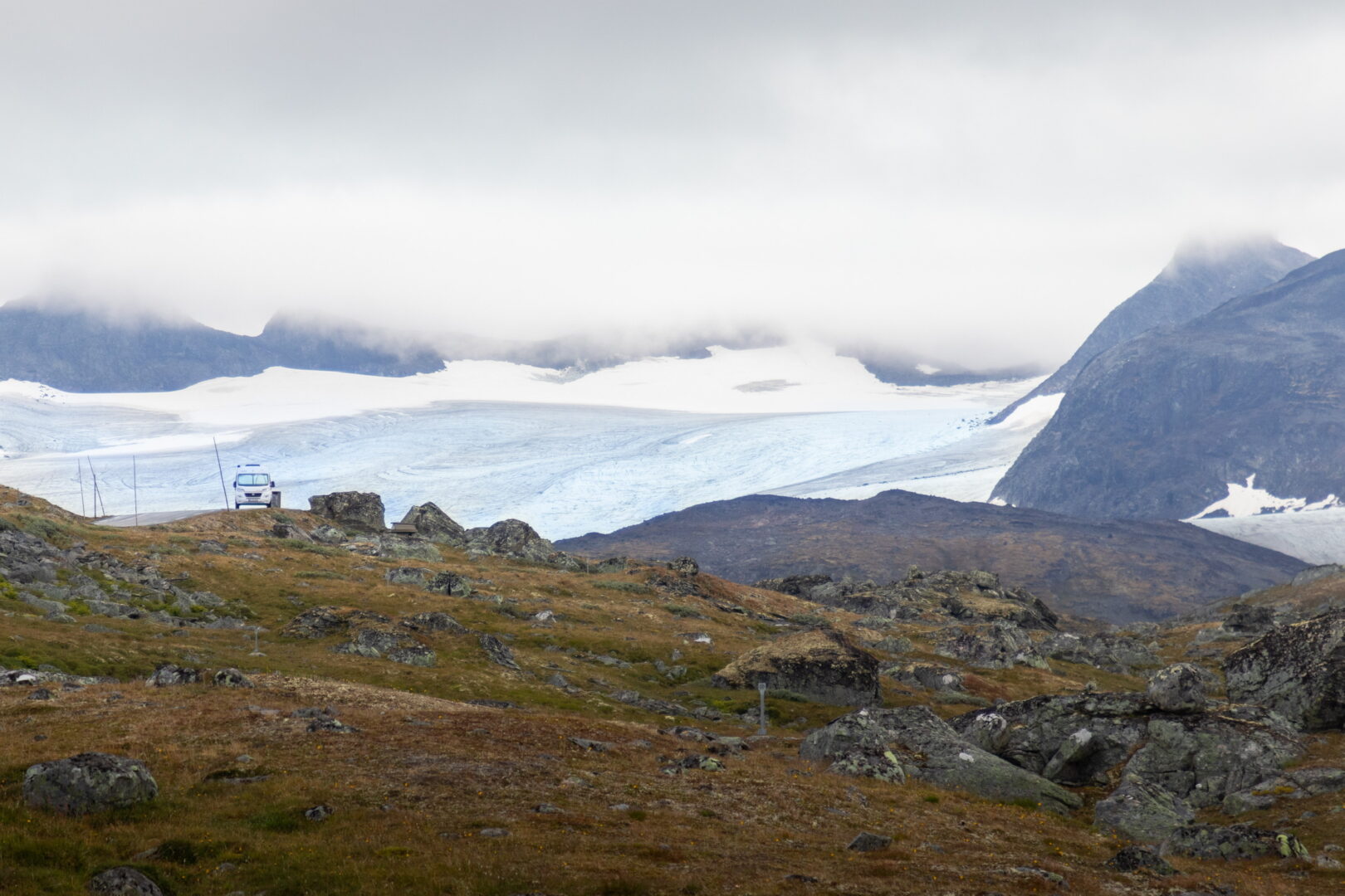 Afortunados campers durmiendo junto al glaciar en su viaje de road trip por Noruega.