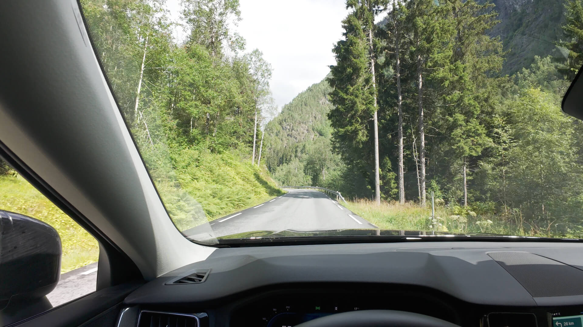 Conduciendo por las agradables carreteras de Noruega