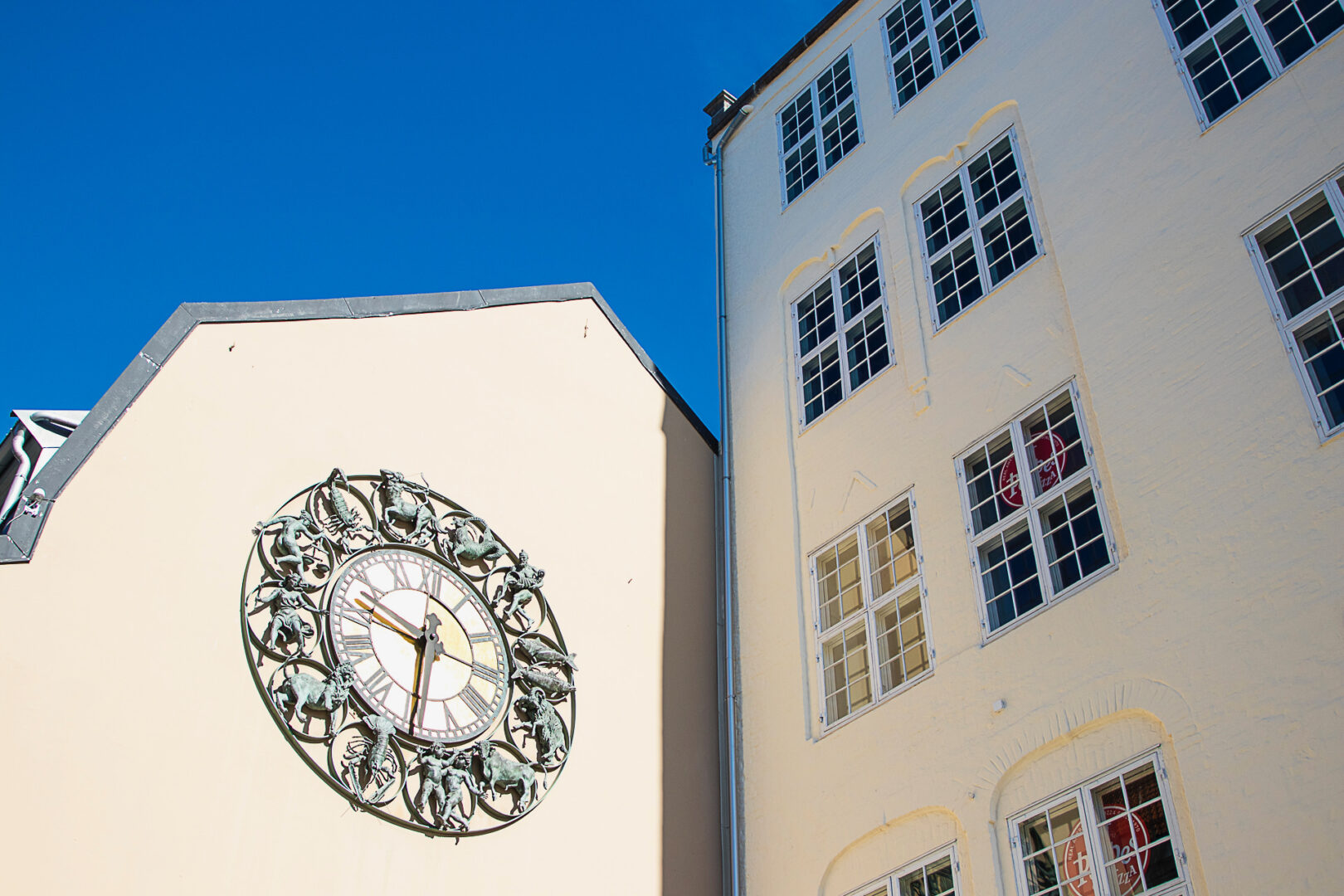 Edificio clásico en el centro de Oslo