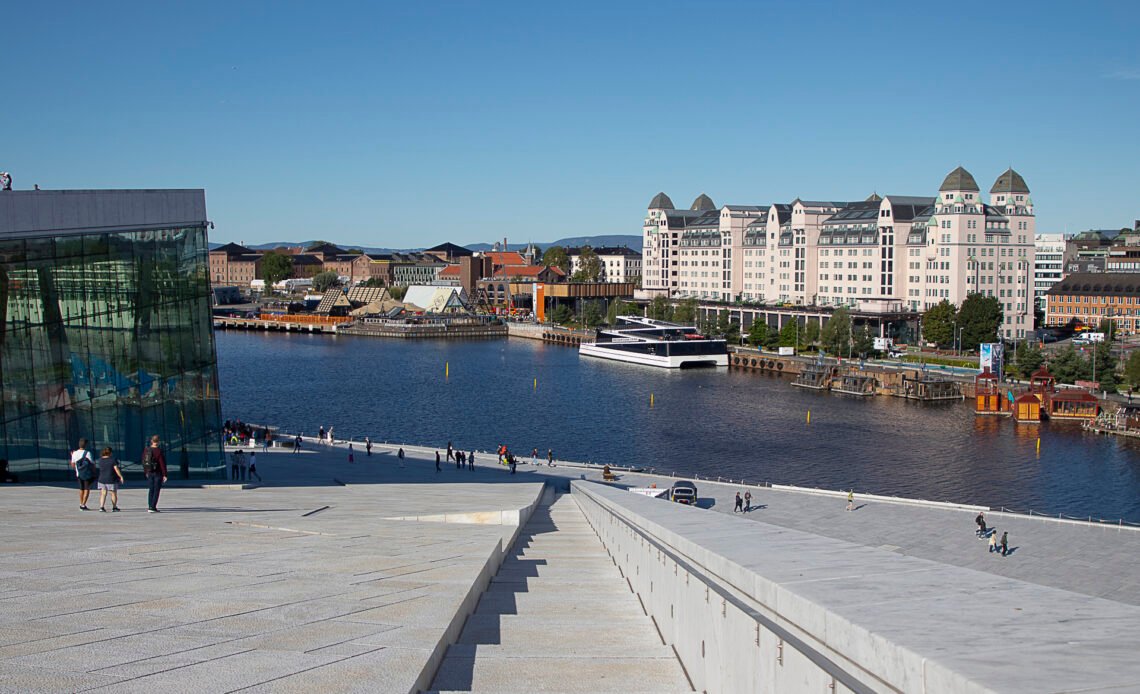 Caminando sobre los tejados de la Ópera de Oslo