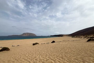 Totalmente solo en la Playa de Las Conchas de La Graciosa