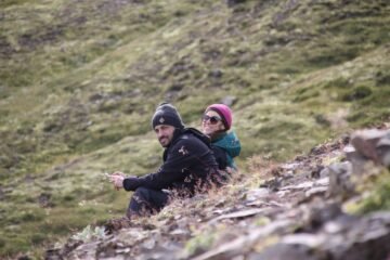 Sentados en lo más alto del Cañón Secreto de Islandia